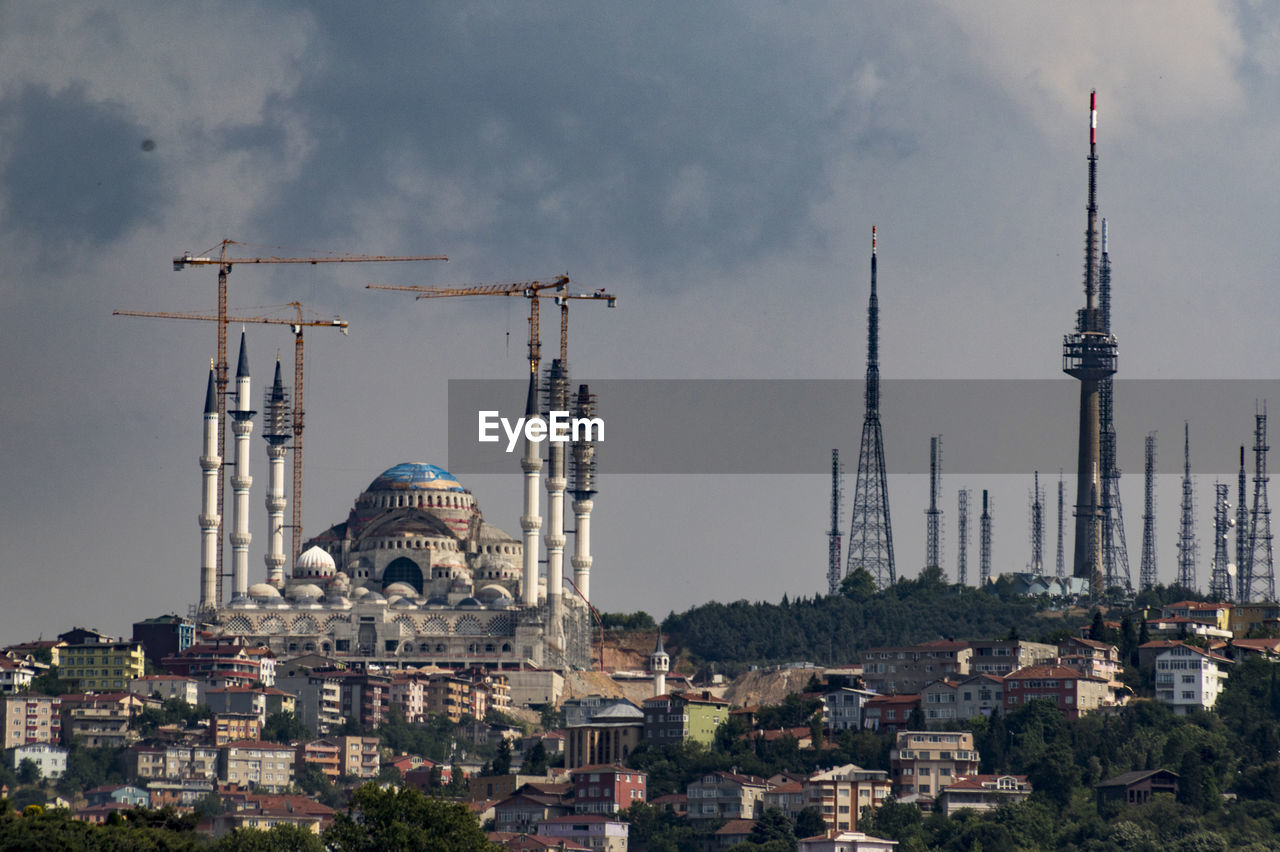 PANORAMIC VIEW OF BUILDINGS IN CITY