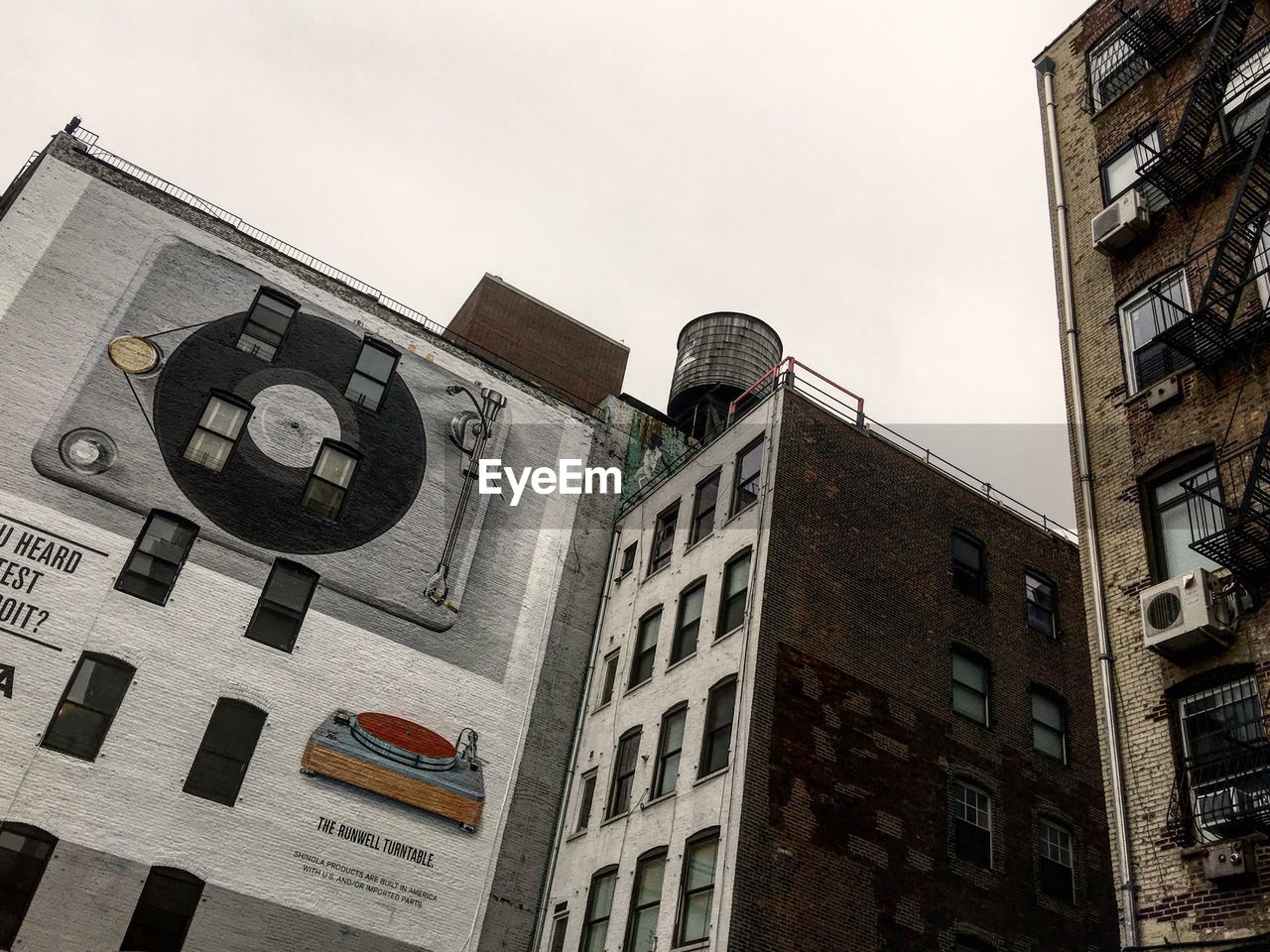 LOW ANGLE VIEW OF OFFICE BUILDING AGAINST SKY