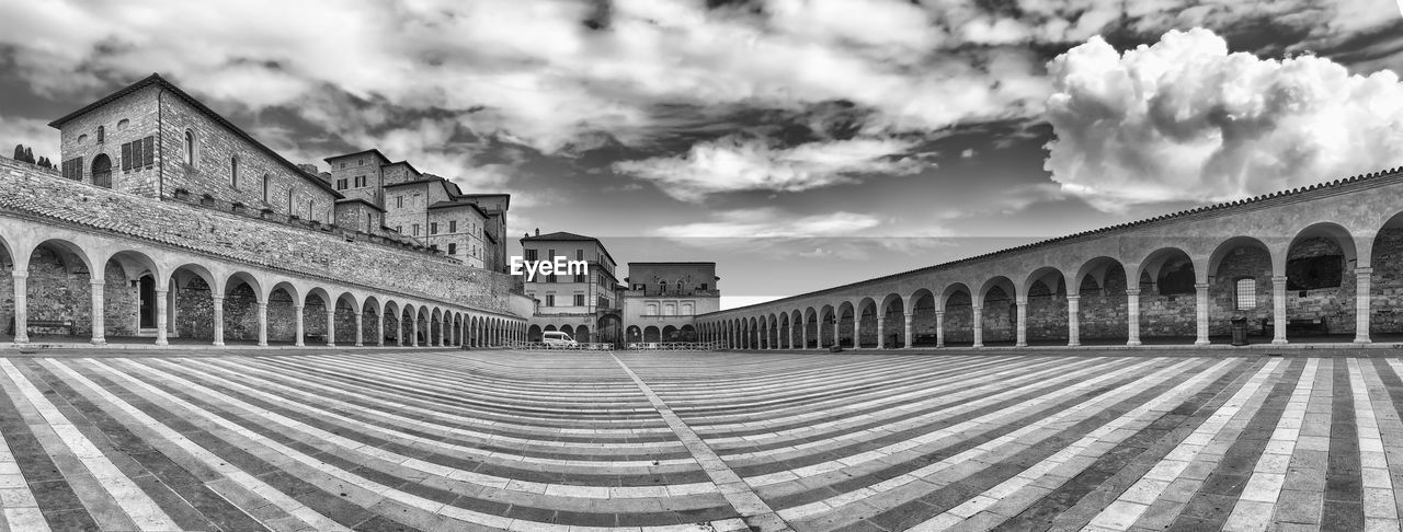 PANORAMIC VIEW OF HISTORICAL BUILDING AGAINST SKY