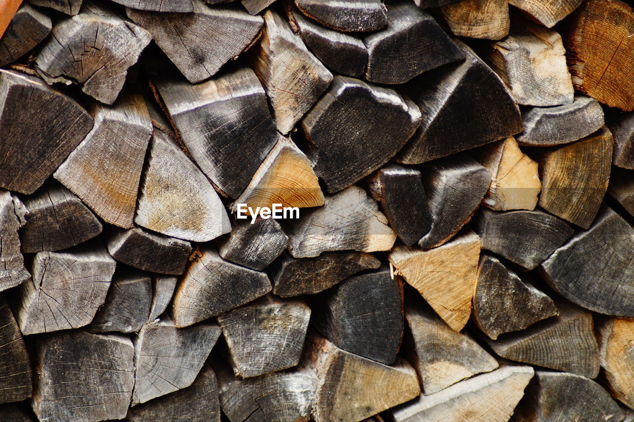 FULL FRAME SHOT OF FIREWOOD LOGS