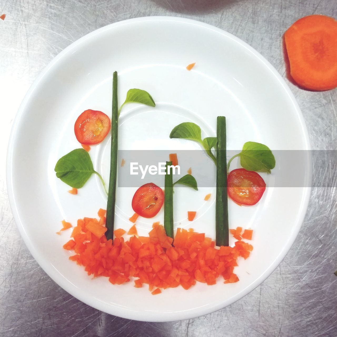 HIGH ANGLE VIEW OF FRUIT SALAD IN BOWL