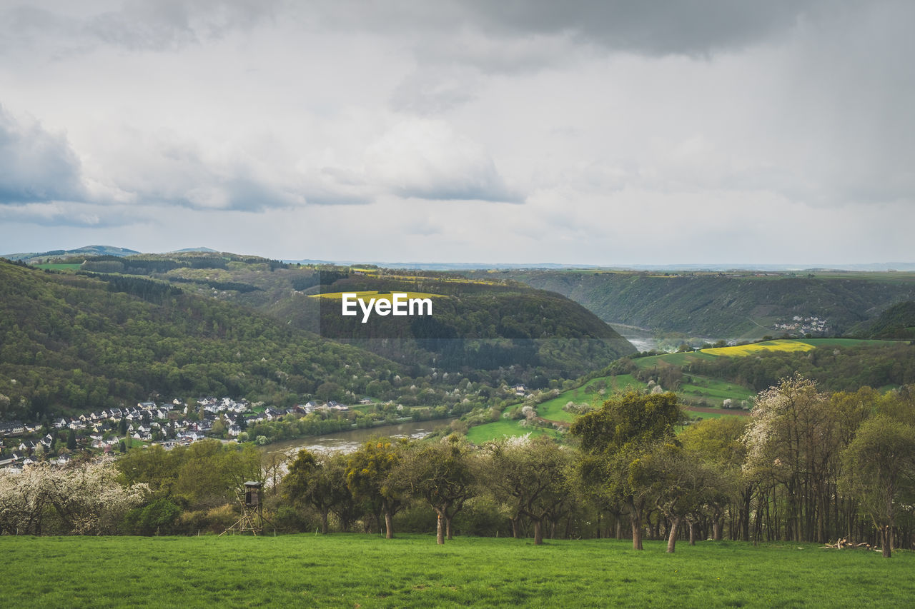 SCENIC VIEW OF LANDSCAPE AGAINST CLOUDY SKY