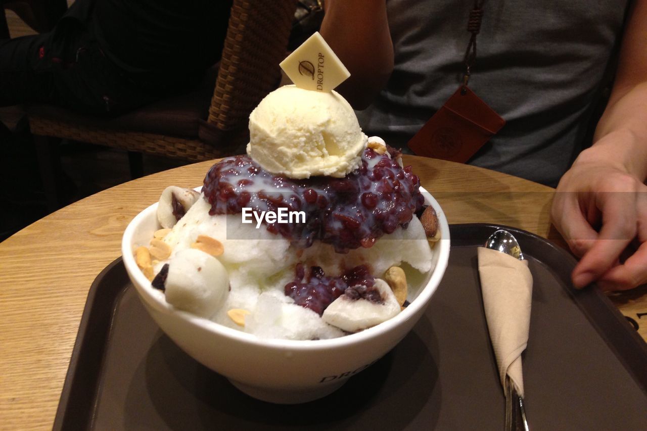 CLOSE-UP OF HAND HOLDING FOOD