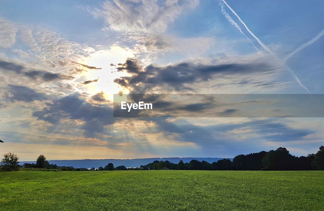 PANORAMIC VIEW OF FIELD AGAINST SKY DURING SUNSET