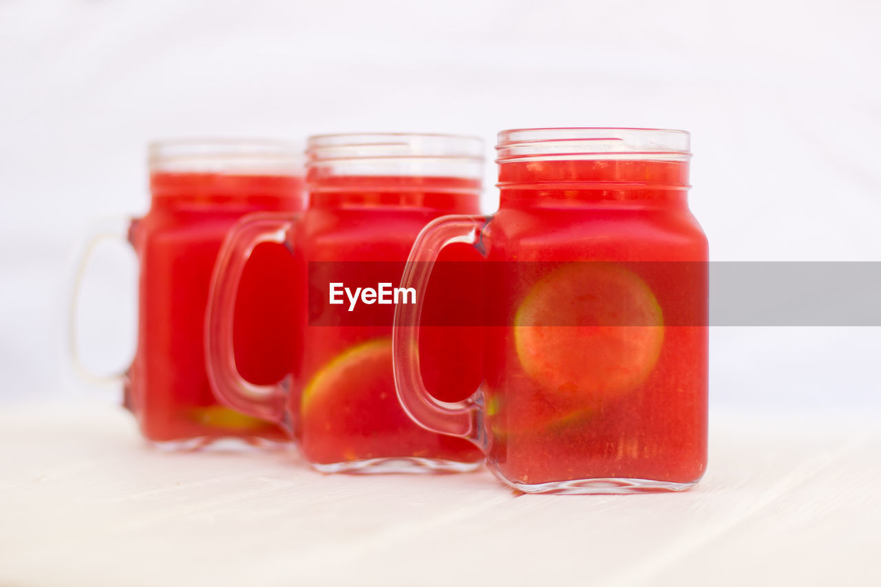 CLOSE-UP OF RED WINE IN GLASS