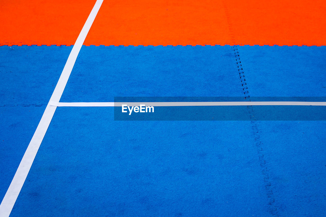 Dividing lines on tennis court