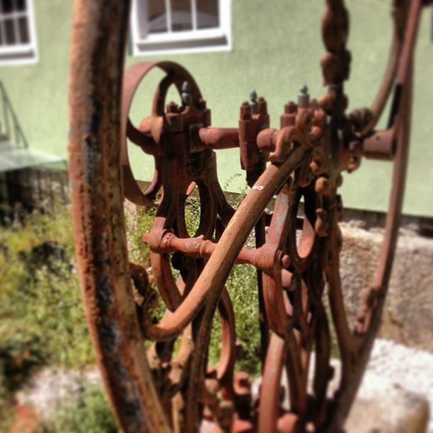 CLOSE-UP OF RUSTY METAL CHAIN