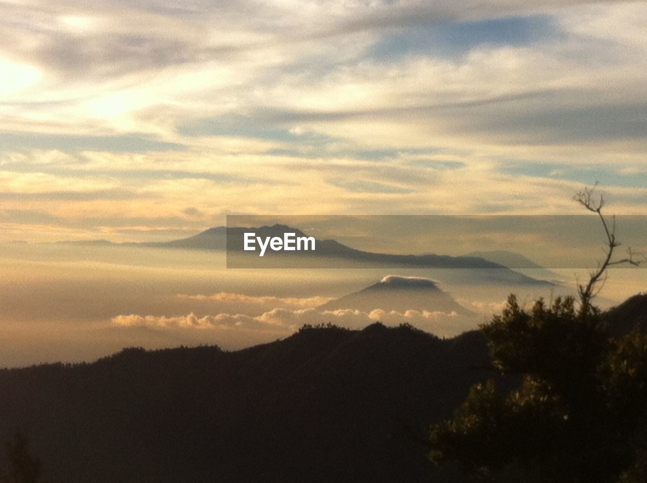 SCENIC VIEW OF SILHOUETTE MOUNTAINS AGAINST SKY AT SUNSET