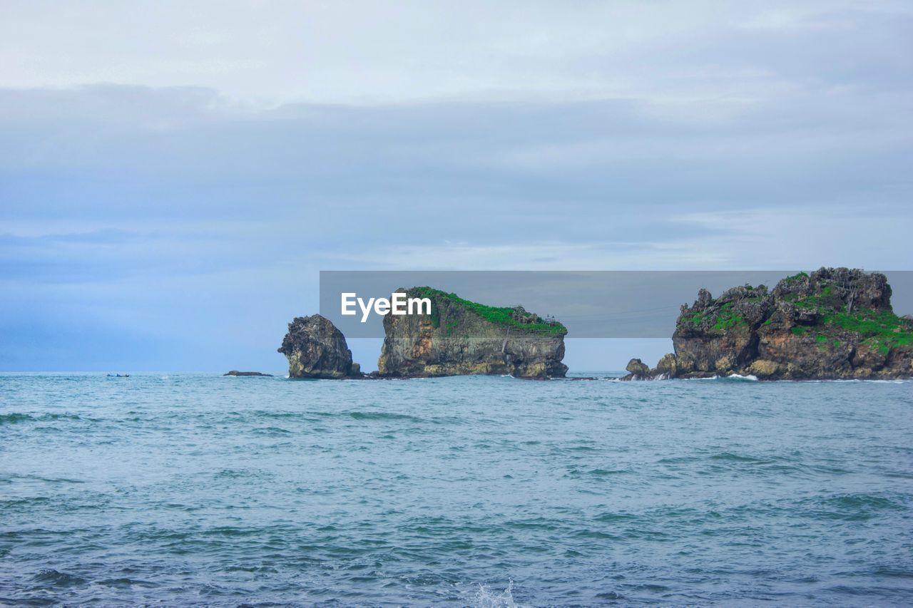SCENIC VIEW OF ROCK FORMATION IN SEA AGAINST SKY