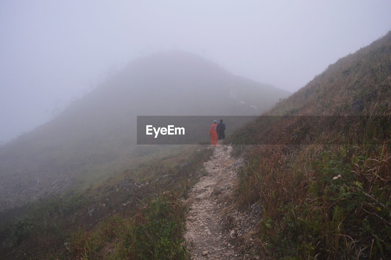 SCENIC VIEW OF MOUNTAINS IN FOGGY WEATHER