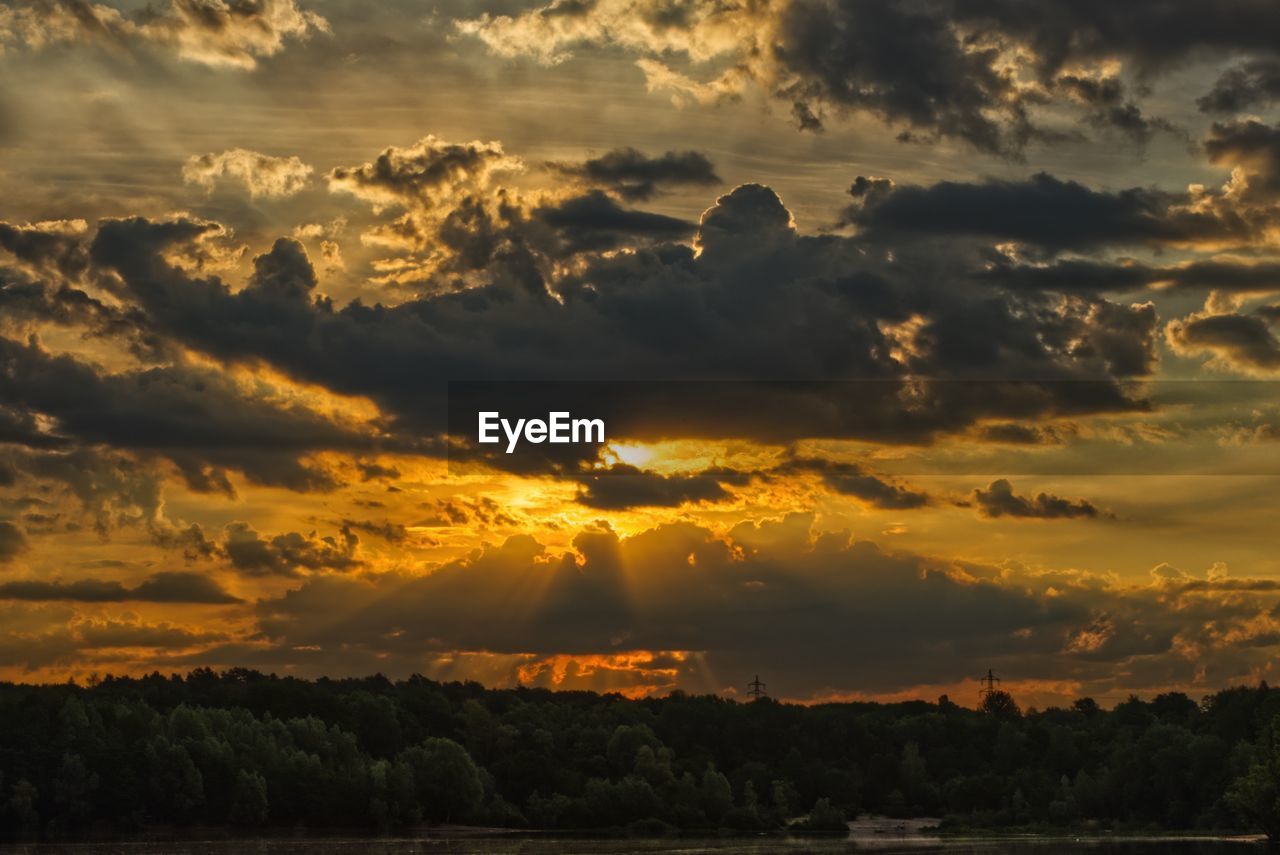 SCENIC VIEW OF DRAMATIC SKY OVER LANDSCAPE