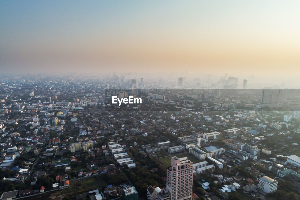 HIGH ANGLE VIEW OF BUILDINGS AGAINST SKY IN CITY