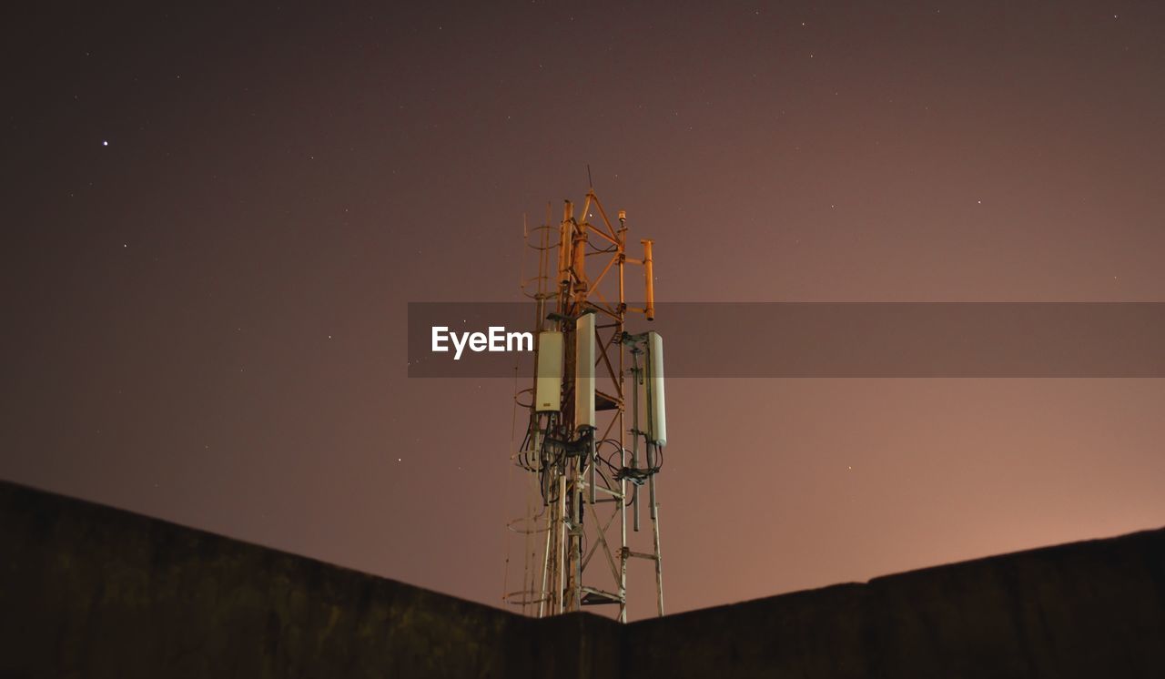 LOW ANGLE VIEW OF TOWER AGAINST SKY AT NIGHT