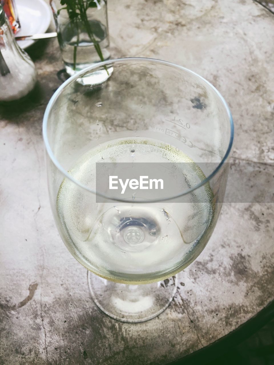 HIGH ANGLE VIEW OF WINE IN GLASS ON TABLE