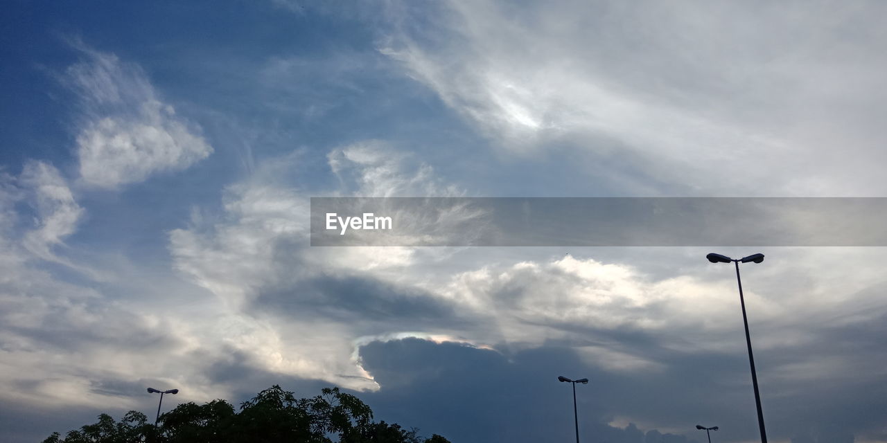 LOW ANGLE VIEW OF SILHOUETTE STREET LIGHT AGAINST SKY