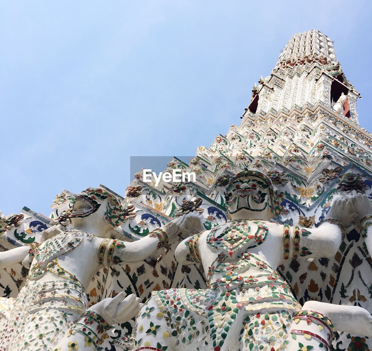 LOW ANGLE VIEW OF STATUE AGAINST TEMPLE