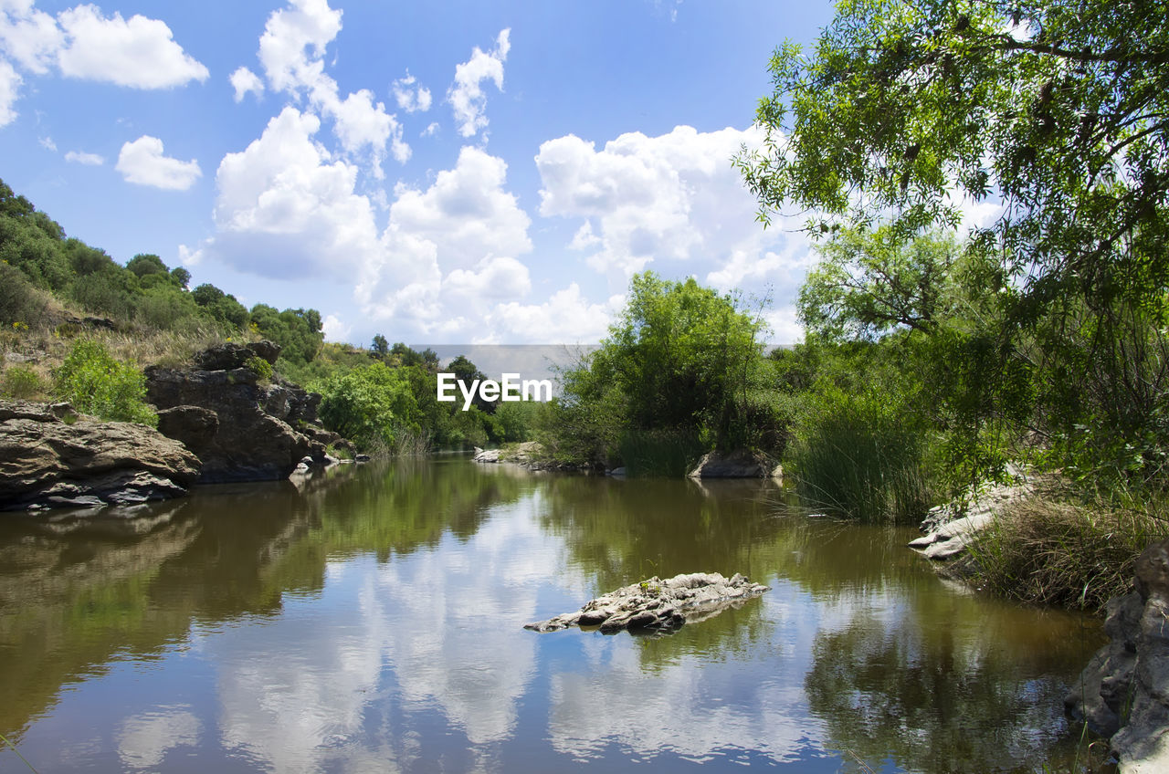 PANORAMIC VIEW OF LAKE AGAINST SKY