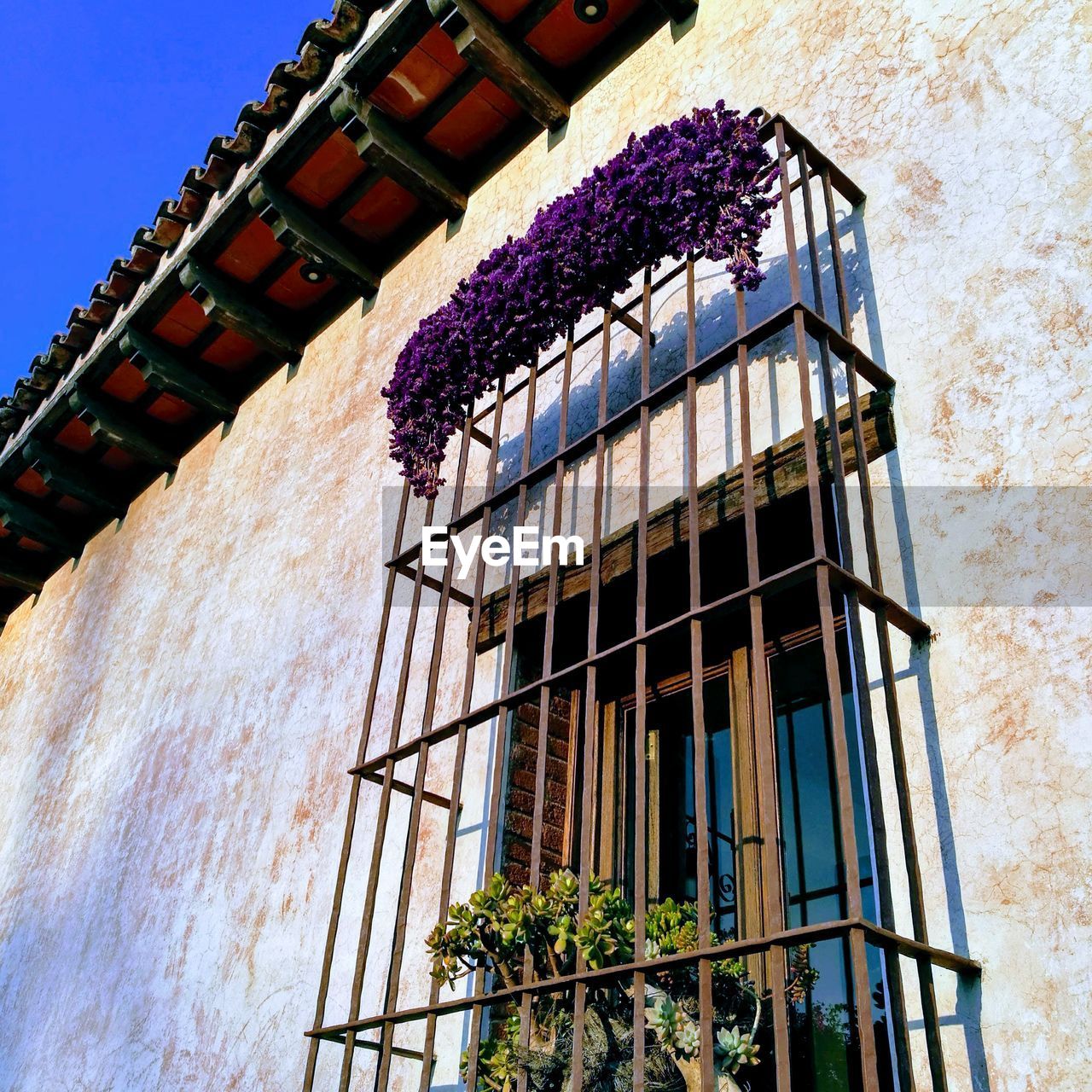 LOW ANGLE VIEW OF BUILT STRUCTURE AGAINST SKY