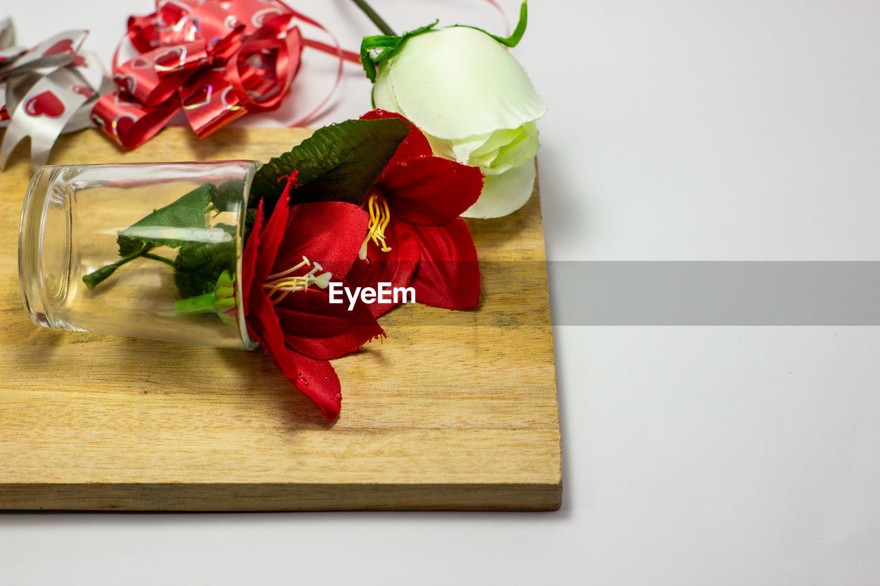 HIGH ANGLE VIEW OF ROSE BOUQUET ON WHITE TABLE