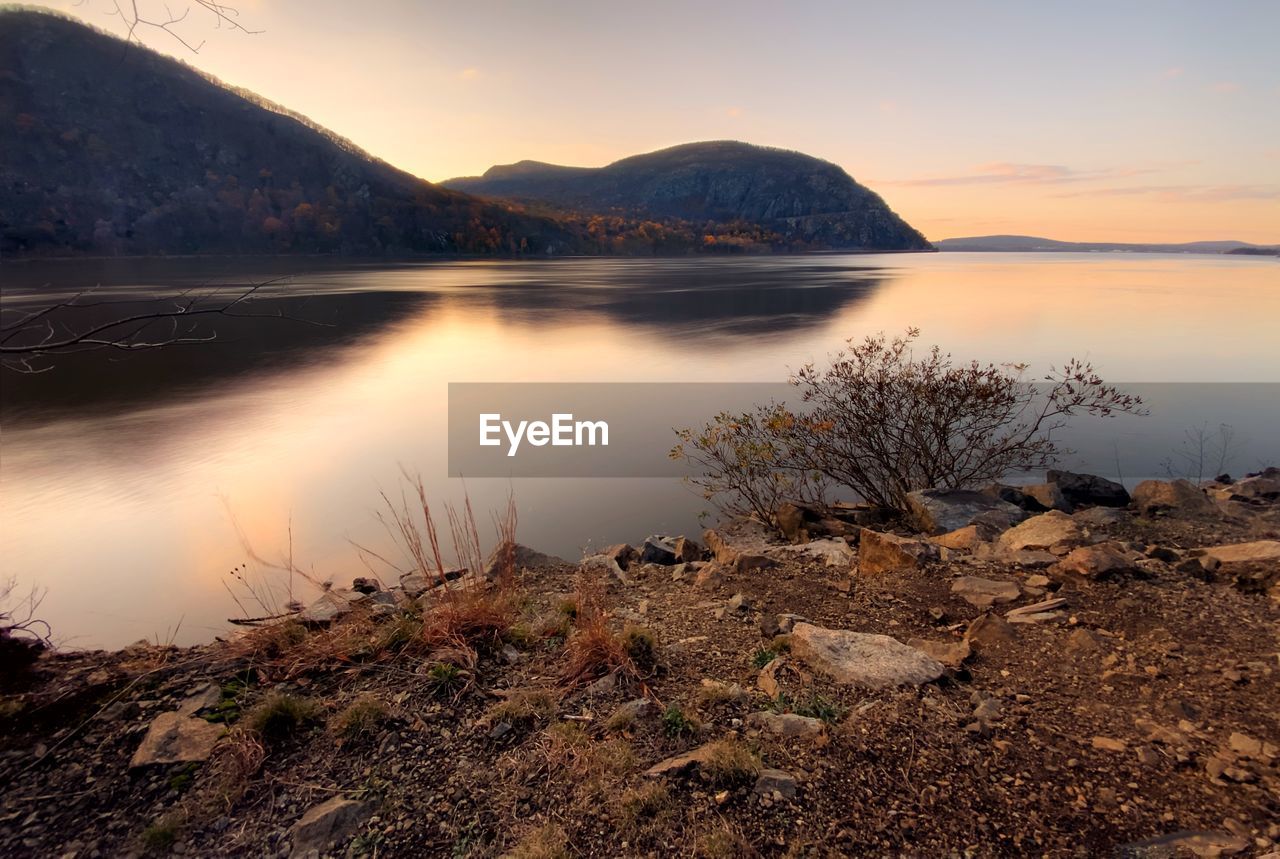 SCENIC VIEW OF SEA AND MOUNTAINS AGAINST SKY