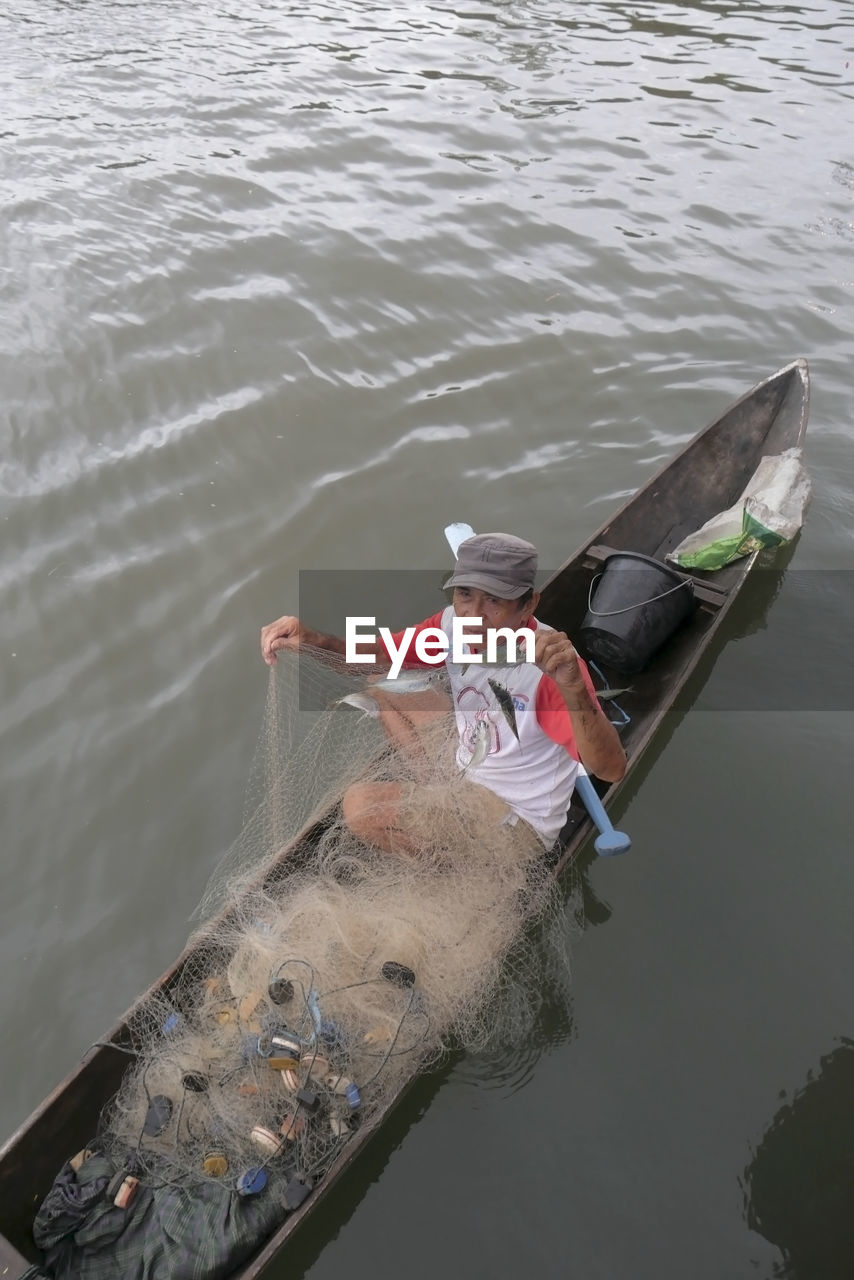 Catches fish using nets using traditional boats. january 10, 2023