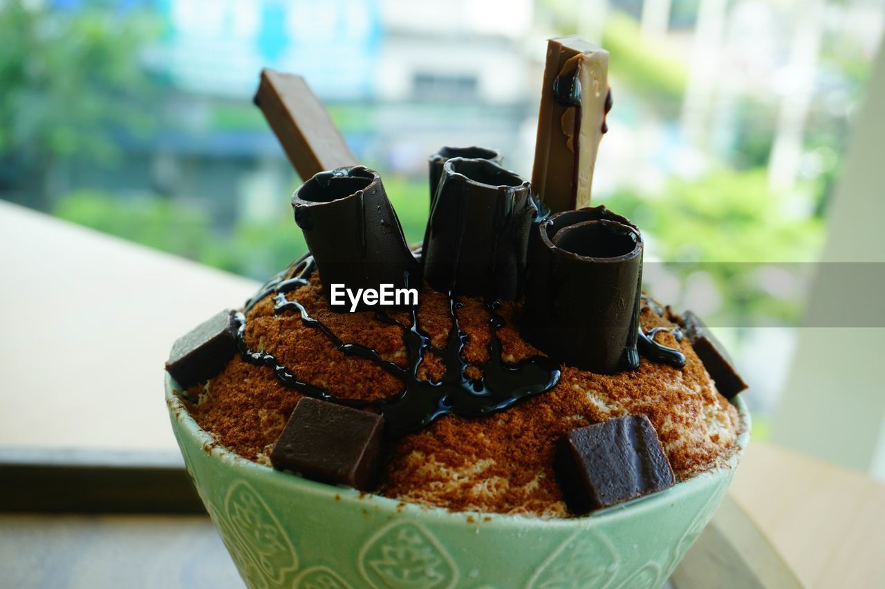 CLOSE-UP OF CHOCOLATE CAKE IN PLATE