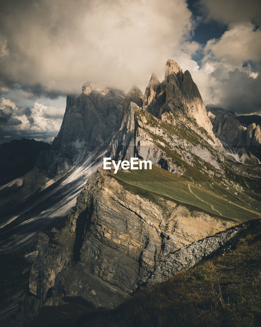 SCENIC VIEW OF SNOWCAPPED MOUNTAIN AGAINST SKY