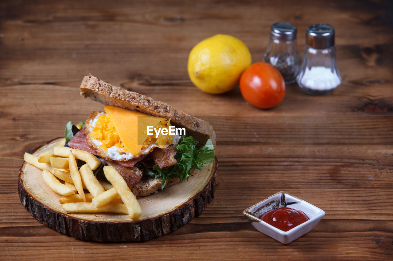 CLOSE-UP OF FOOD ON PLATE