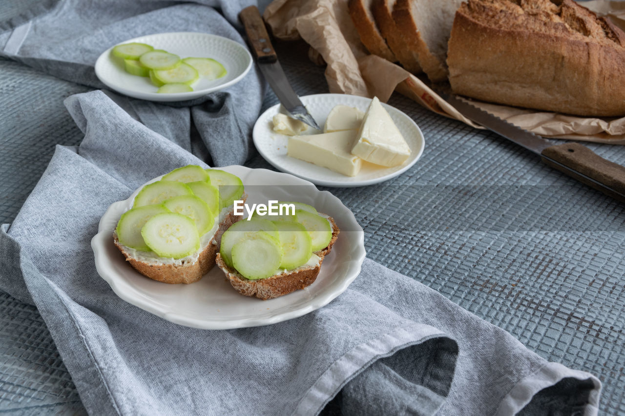 HIGH ANGLE VIEW OF BREAKFAST IN PLATE