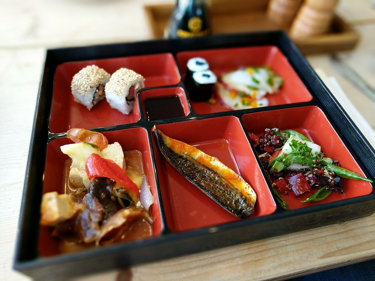 CLOSE-UP OF SUSHI ON PLATE