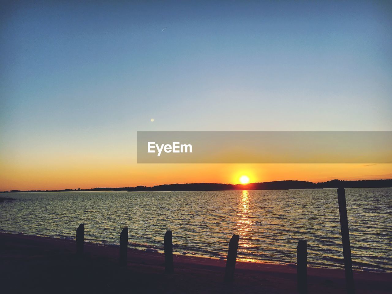 SCENIC VIEW OF SEA AGAINST CLEAR SKY AT SUNSET