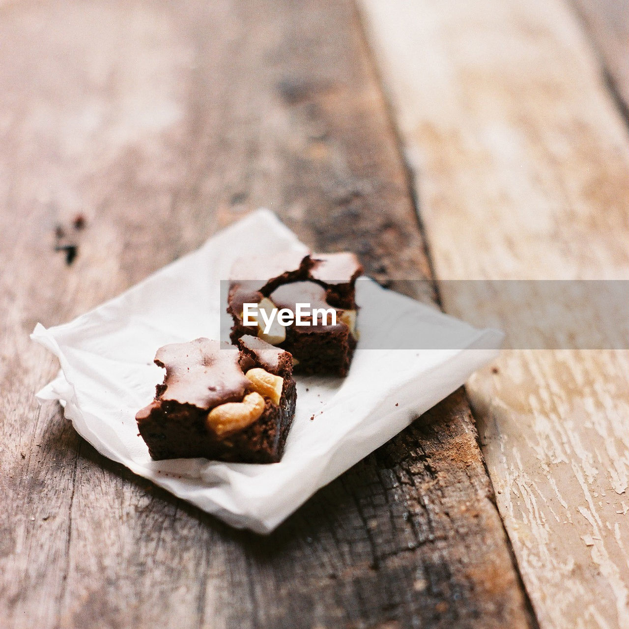 CLOSE-UP OF CAKE ON TABLE