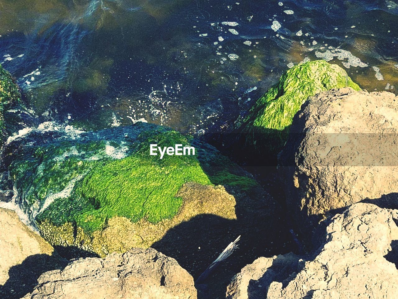 HIGH ANGLE VIEW OF ROCK AMIDST SEA