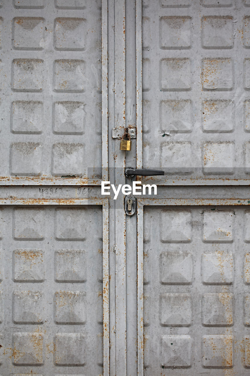 closed, door, entrance, security, protection, wall, architecture, no people, built structure, day, building exterior, iron, lock, old, full frame, door handle, pattern, wood, facade, building, backgrounds, metal, close-up, outdoors, doorknob, window, knob, wall - building feature, weathered, front door, doorway, history, house