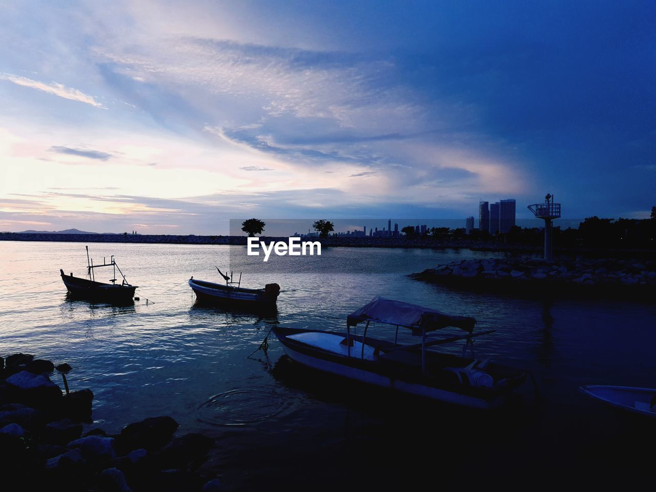 BOATS MOORED ON SEA AGAINST SKY