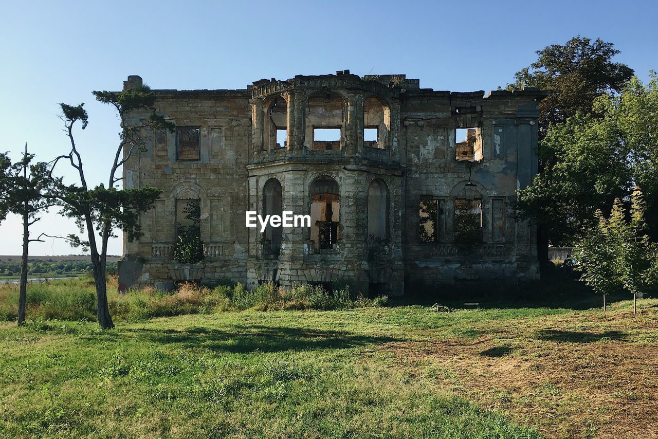 LOW ANGLE VIEW OF ABANDONED BUILDING AGAINST SKY