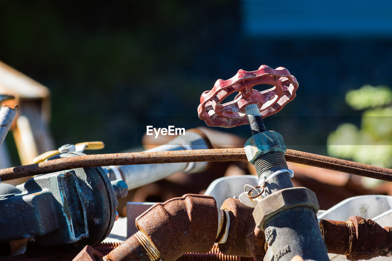 CLOSE-UP OF RUSTY METAL CHAIN