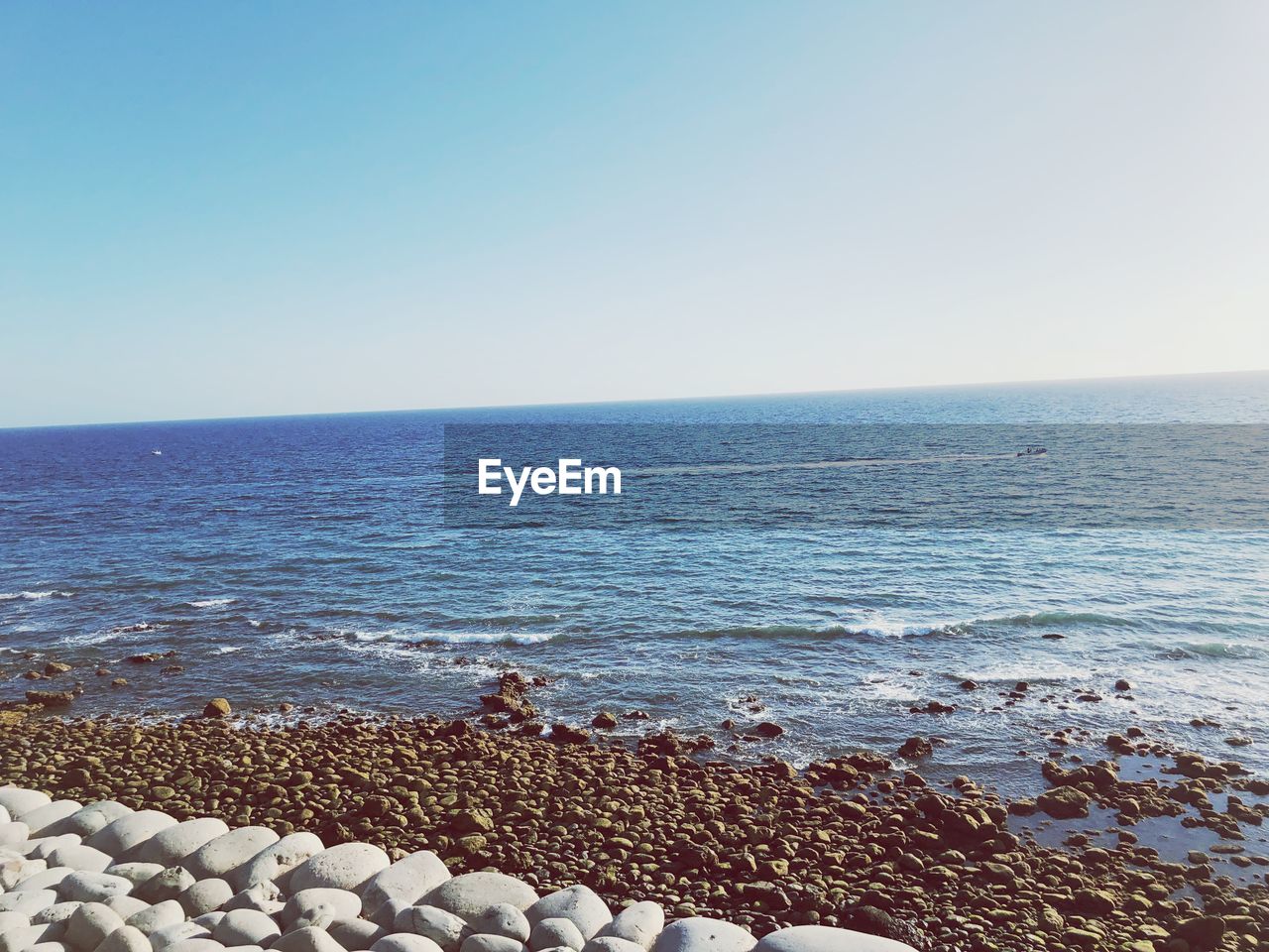 SCENIC VIEW OF SEA SHORE AGAINST CLEAR SKY