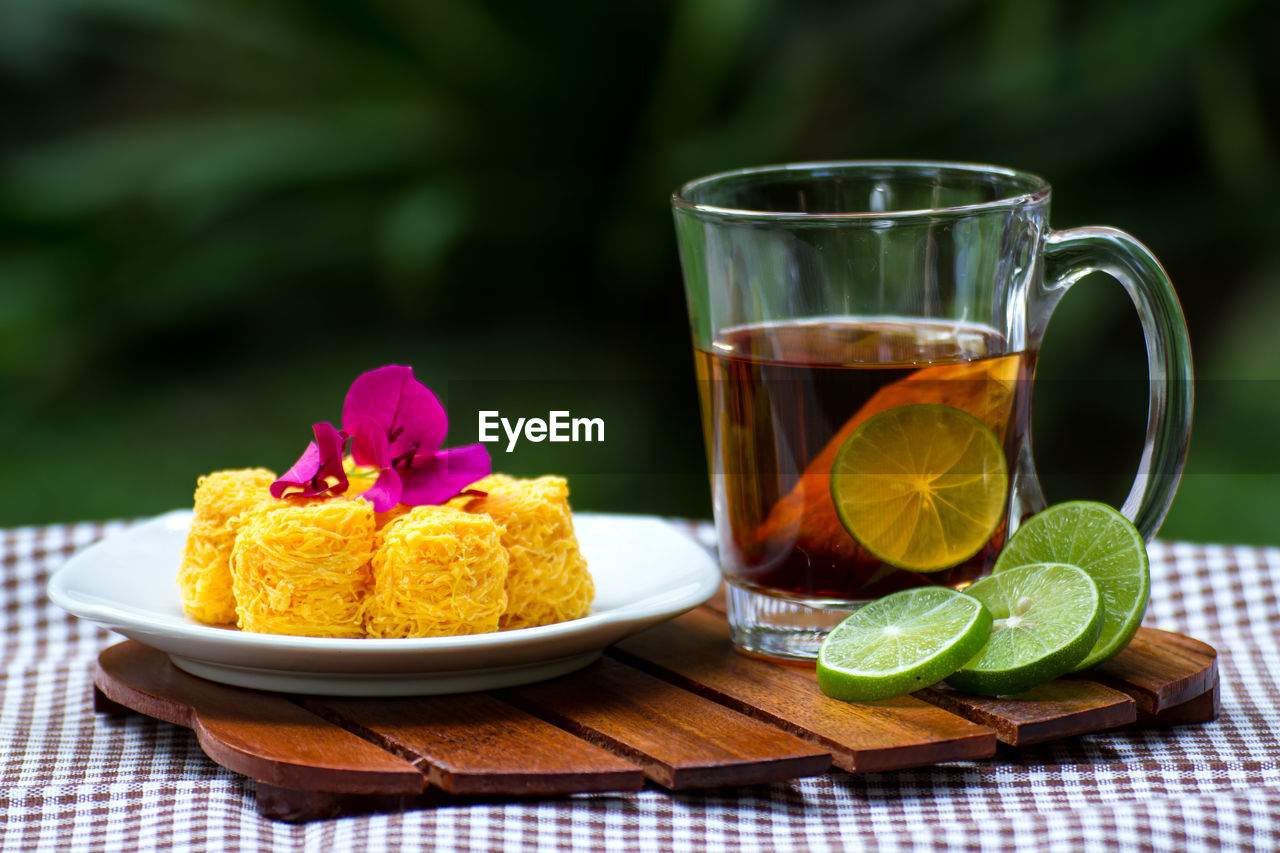 CLOSE-UP OF JUICE WITH DRINK ON TABLE