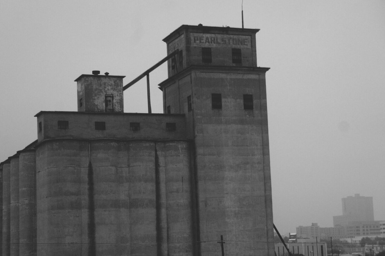 LOW ANGLE VIEW OF BUILT STRUCTURE AGAINST SKY