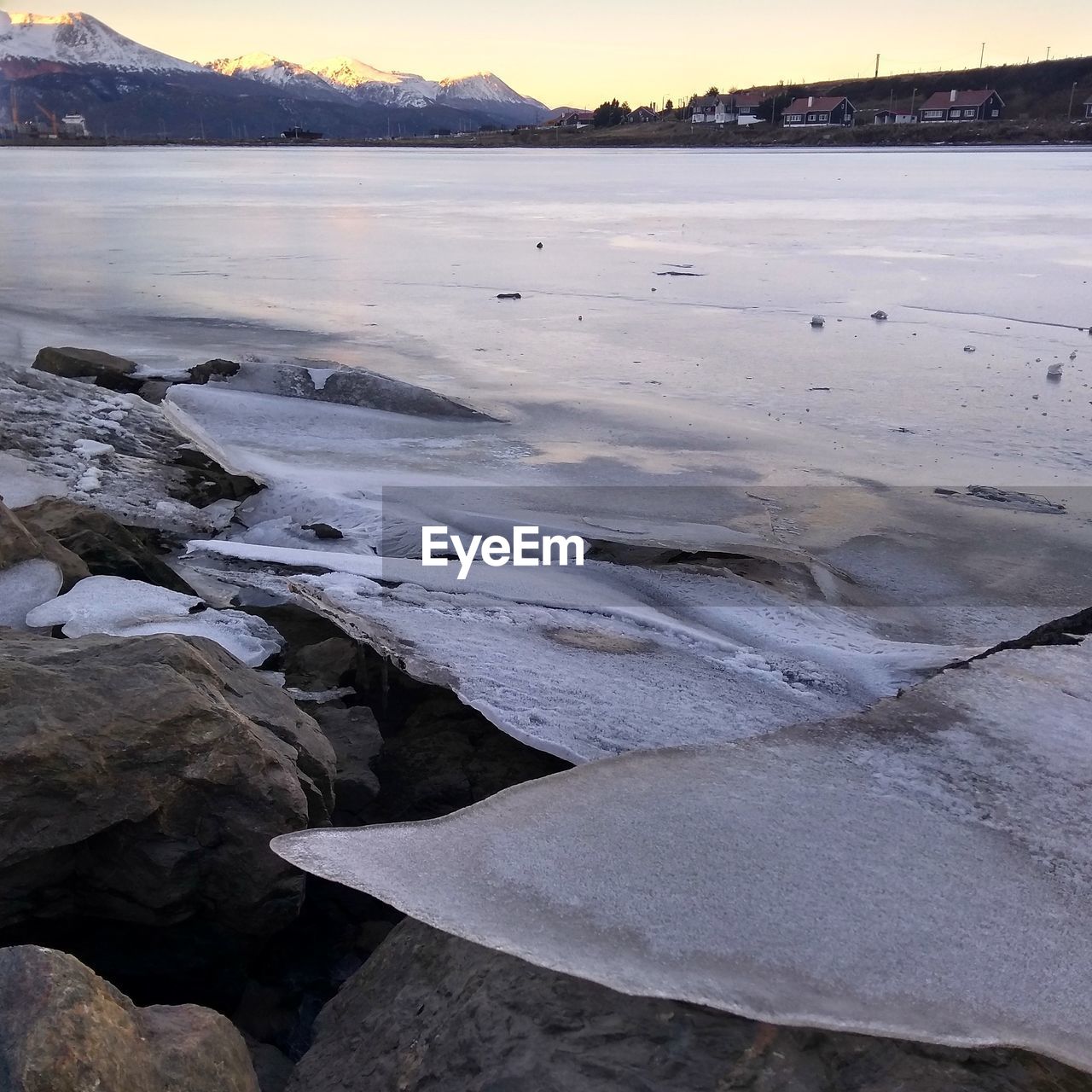 SCENIC VIEW OF FROZEN SEA AGAINST SKY