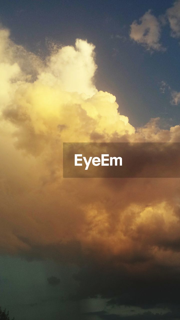 SCENIC VIEW OF CLOUDY SKY AT SUNSET