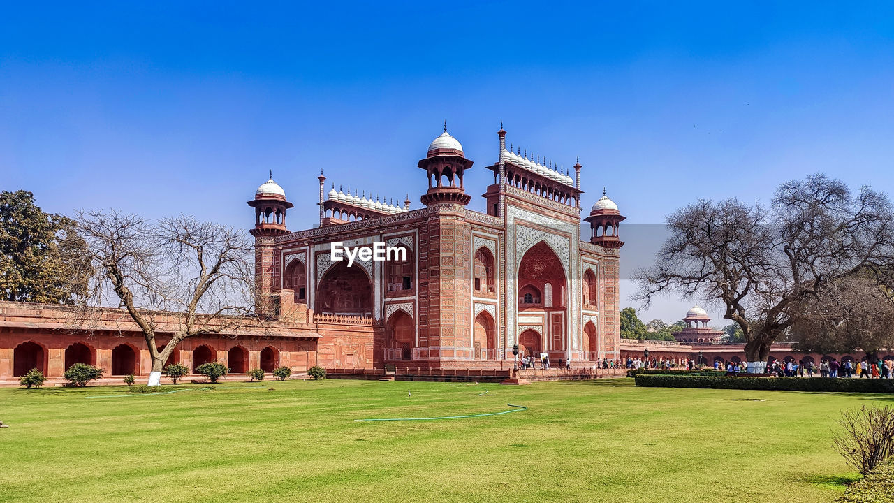 VIEW OF BUILDING AGAINST CLEAR BLUE SKY