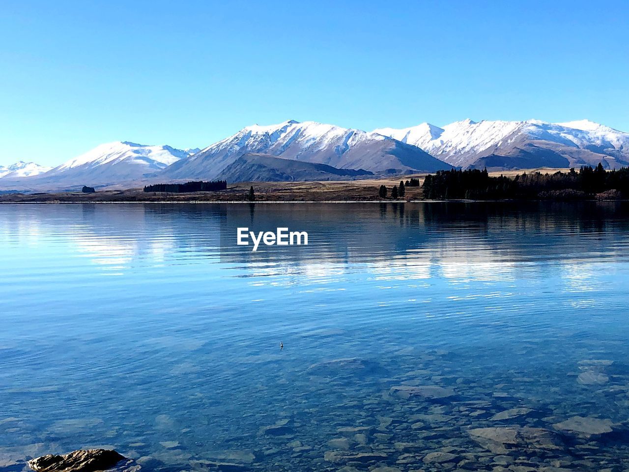 SCENIC VIEW OF LAKE BY SNOWCAPPED MOUNTAINS AGAINST SKY