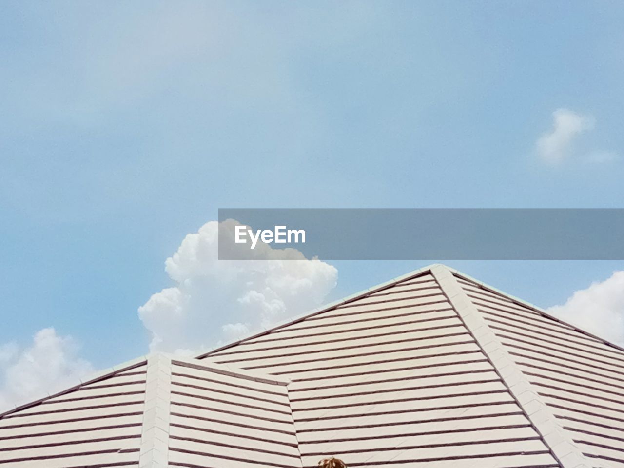 LOW ANGLE VIEW OF BUILDINGS AGAINST SKY