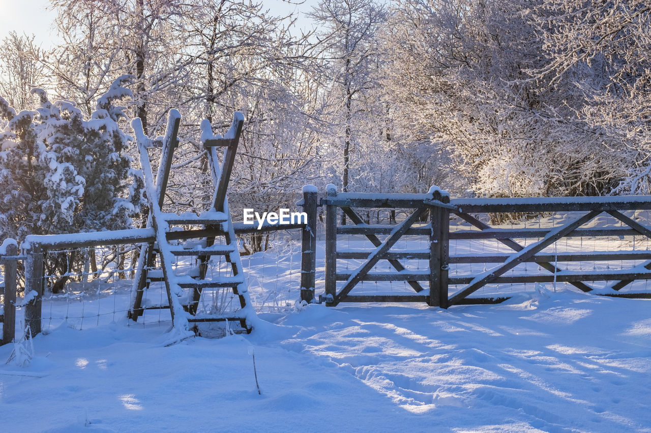 Gate at a footpath with frost and snow