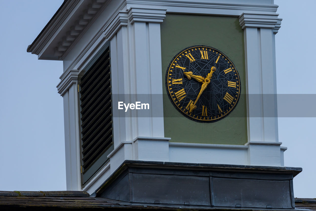 LOW ANGLE VIEW OF CLOCK TOWER AGAINST SKY IN CITY