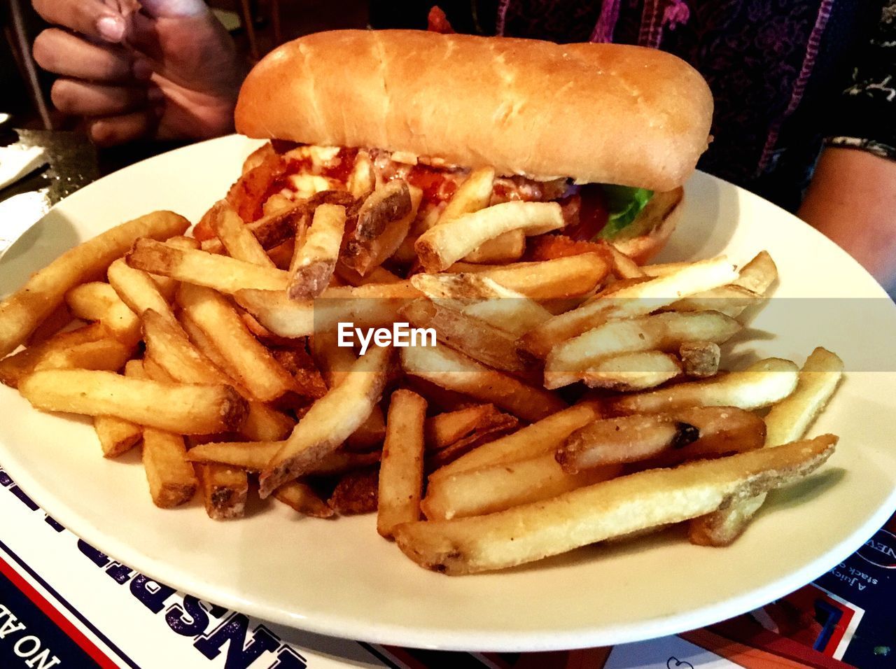 CLOSE-UP OF FRIED FRIES