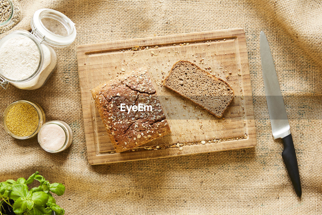 HIGH ANGLE VIEW OF FOOD ON CUTTING BOARD