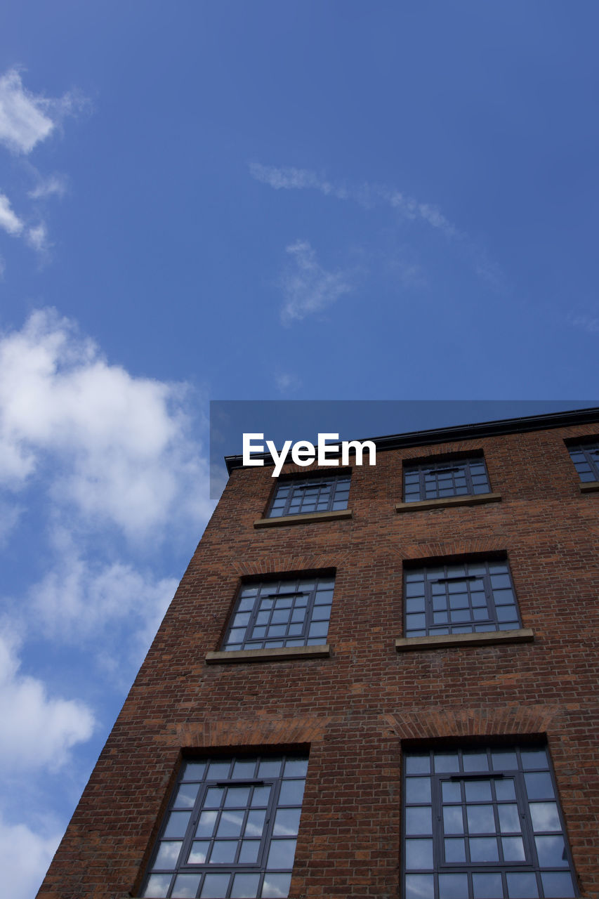 LOW ANGLE VIEW OF RESIDENTIAL BUILDING AGAINST SKY